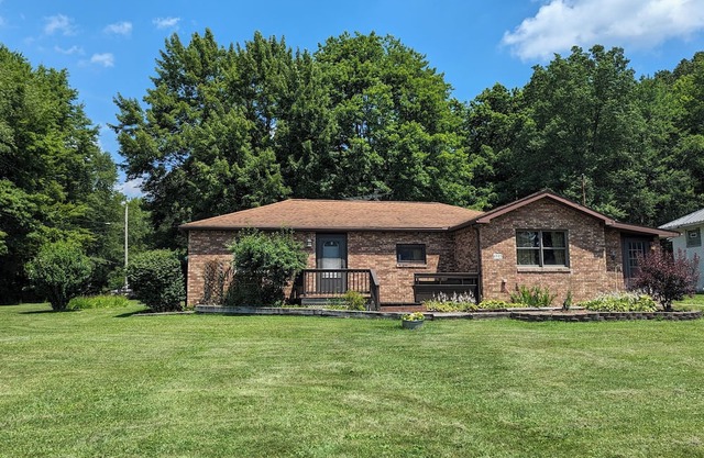 Comfortable 2-bedroom house with AC in charming Hubbard. Full Kitchen, Laundry