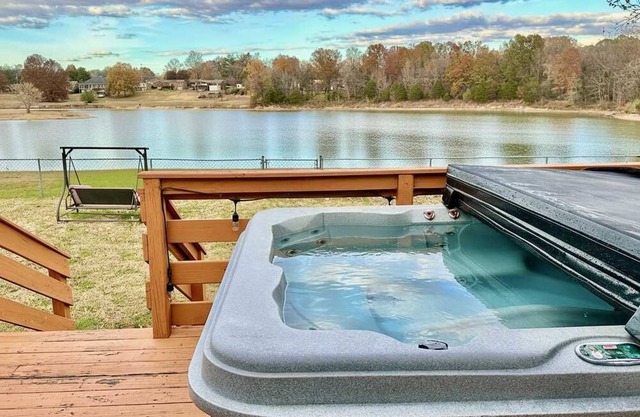 Lakefront 3BR Cozy House with BBQ & Hot Tub