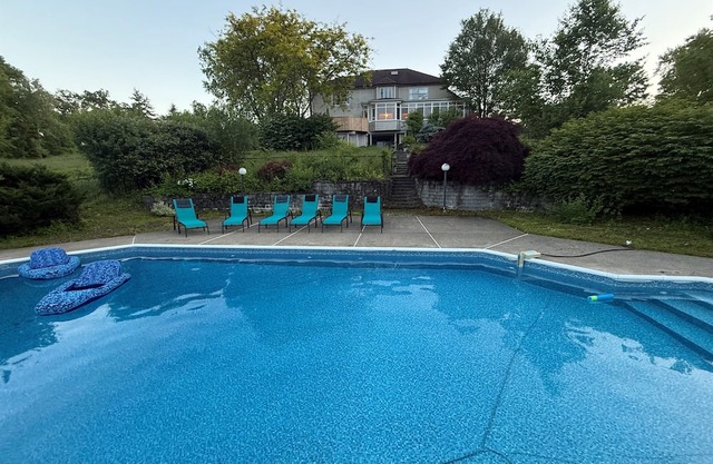 Pool, Fire Pit Bedroom & Alaska King – Sleeps 16