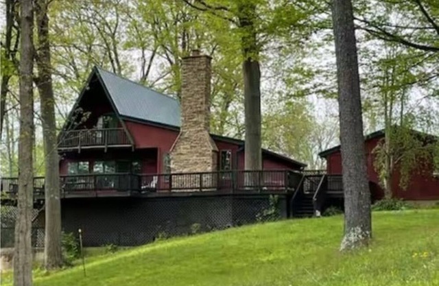 Delightful 4-bedroom cabin in Rocky Fork Lake, Hillsboro Ohio!