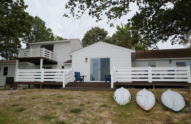 Riverfront Retreat on Perquimans: Cozy Fire Pit, Golf Minutes Away, Serene Views