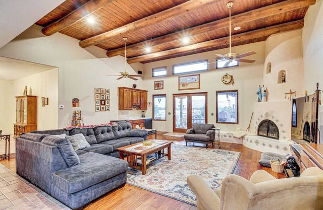 Stunning Sandia Mtn Views: Rio Rancho Retreat