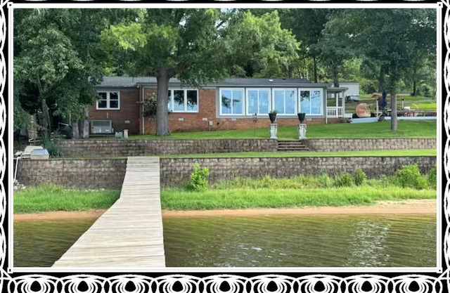 Lakeside Luxe- 3 bedroom/2 bathroom- fully renovated