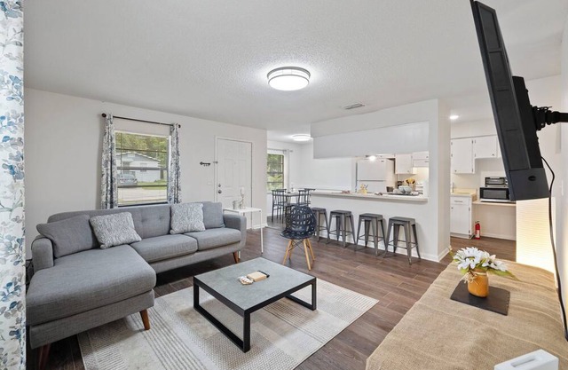 Fully Renovated & Private 2-bedroom home in Zephyrhills with Porch