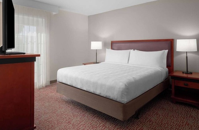 Close to Heritage Theatre! Full Kitchen, Free Parking Onsite! Pets Allowed