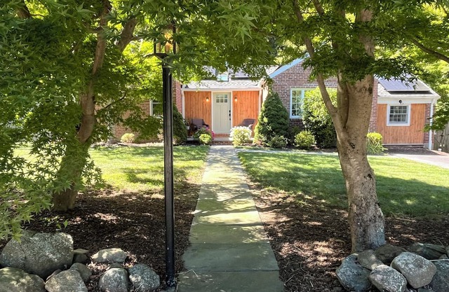 Croton Calm Retreat! 3-bedroom house withe hot tub in Croton-on-Hudson.