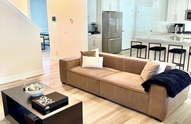 Stylish & Serene Home~FencedYard~Near I-95- Pet-Friendly