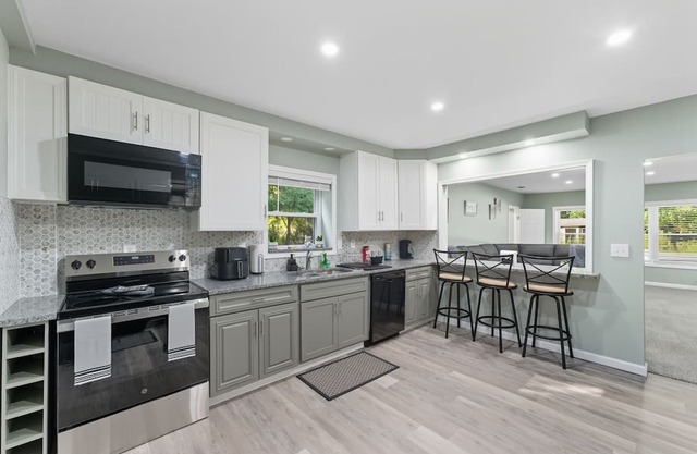 Modern 4-bedroom house on PYM Lake with hot tub