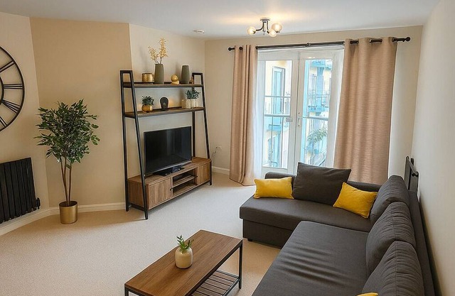 Central Hatfield | Free Parking | Sleeps up to 4 | With Balcony