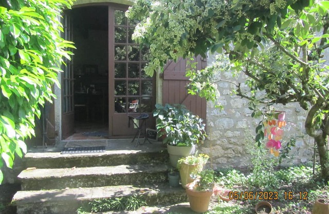 Guest Room 'La Grange Aux Livres' with Shared Garden and Wi-Fi