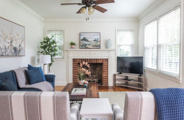 Charming 3-bedroom cottage in delightful Decatur with King bed