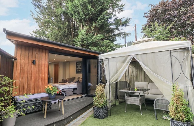 THE CHILL GARDEN ROOM, pet friendly, with a garden in Shepton Mallet