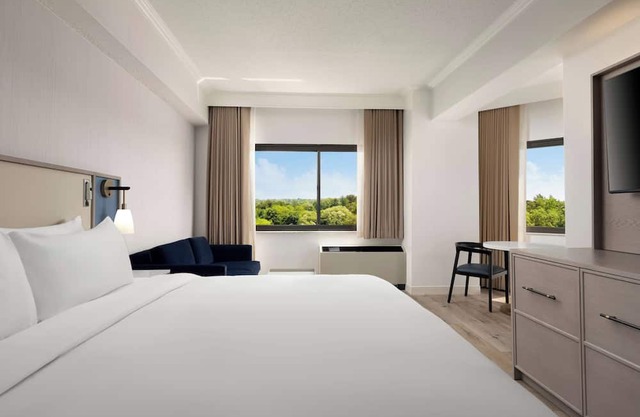 Pets Allowed! King room with Pool and Free Airport Shuttle!