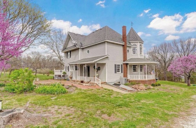 Gatsby-Inspired Victorian Farmhouse - Farm feel only 5min from city amenities