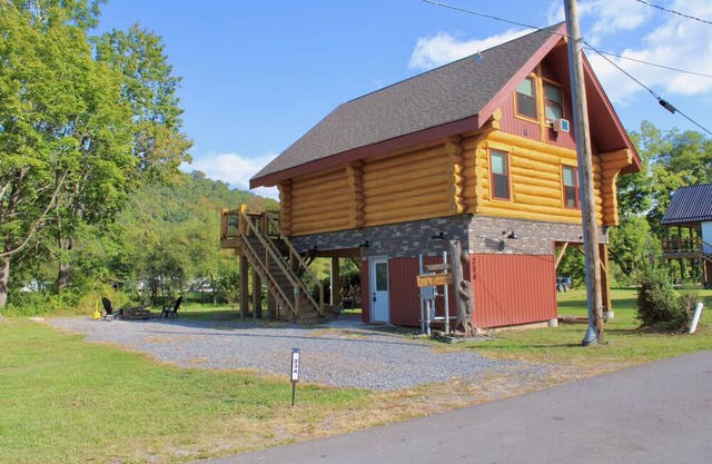 Greenbrier Riverfront Log Cabin. Unforgettable WV Getaway. River Ridge Retreat