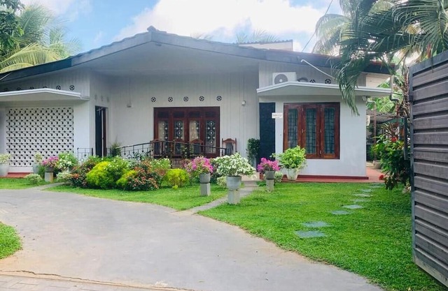 Palmwood Cottages with Private Kitchen Near Airport