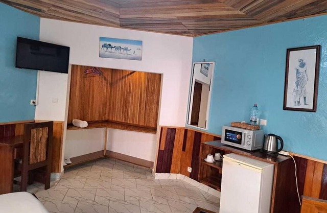 “Chambre Gabrielle – Les Gîtes de Kribi/Gabrielle Room – Kribi Lodge”
