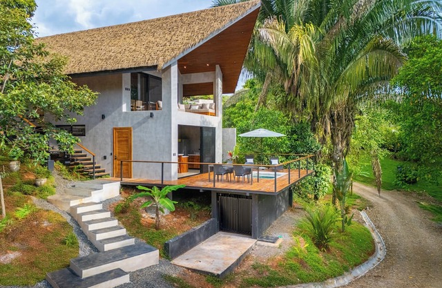 Bali Style 2-bedroom with salt water Pool, deck, outdoor bathtub, yoga deck