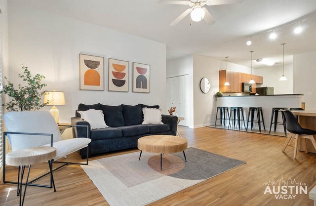 Walk to UT & 6th St - Central Austin Hub Near Moody Theater, Barton Springs