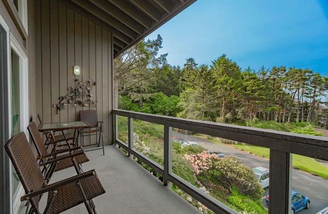 Tranquil Forest-View Studio with Kitchen