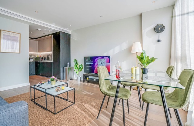 Welcome to Plotseeker’s Bright & cosy 1-bed flat in vibrant Vauxhall with A/C, private balcony & space for 4. Walk to Vauxhall & Oval stations—reach Big Ben & London Eye in 10 mins.
