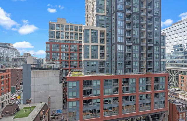 Entertainment District Suites -DT TO