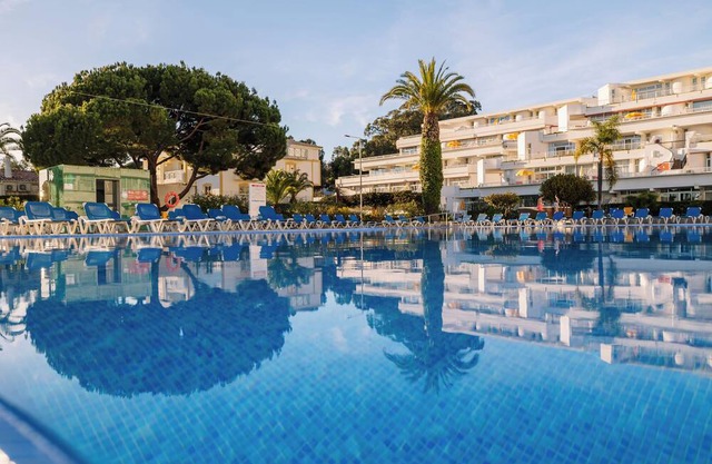 Beachfront Retreat! Serene Spa Retreat in Praia da Oura, Terrace Room | 3 Units