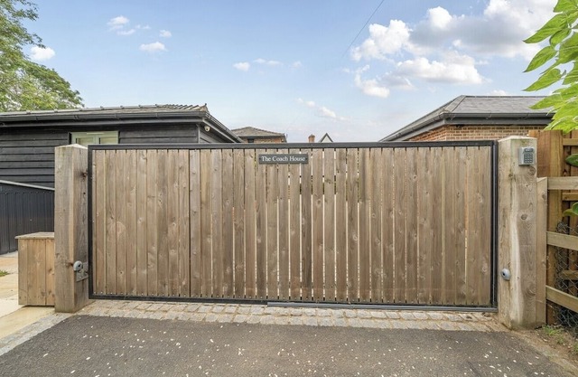 Coach House with Hot Tub in Idyllic Nowton