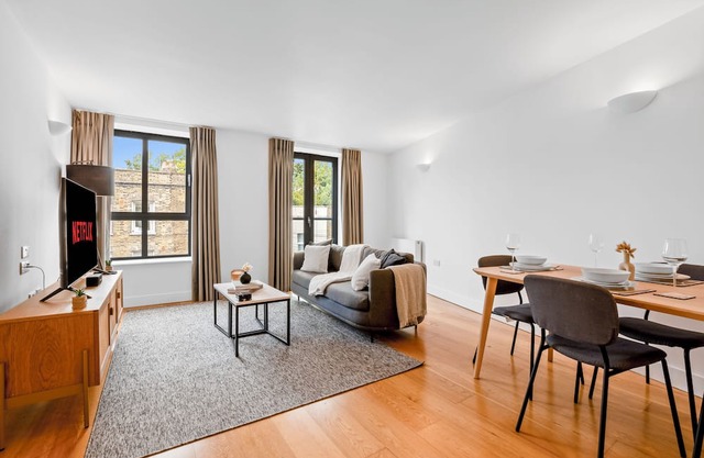Spacious 3BR Kings Cross - FAST WIFI