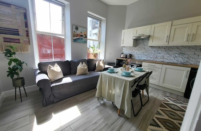 Top Location - Newly Refurbed 2BD, Sleeps 6 W/Loft