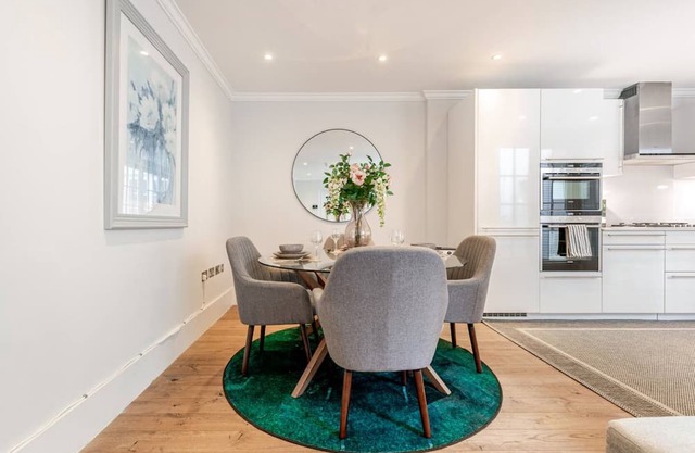 Elegant 3 Bed Apartment near Oxford Street with AC