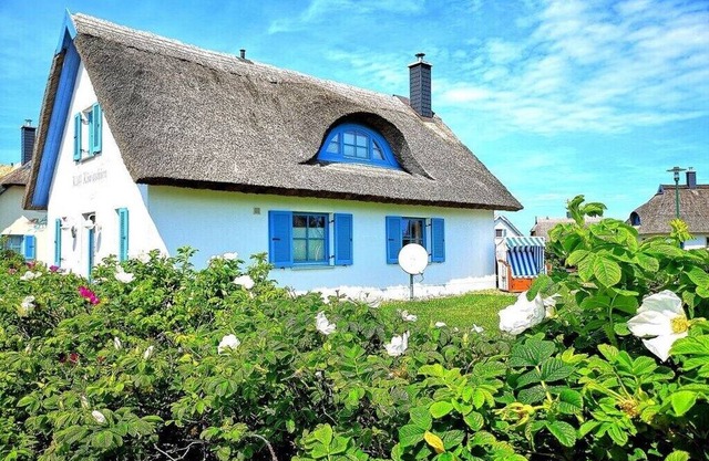 Thatched house by the sea Cliff Königshörn