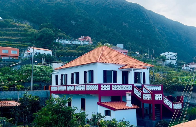 Holiday Home 'Casa Da Avó Ferreirinha' with Sea View, Private Terrace and Wi-Fi