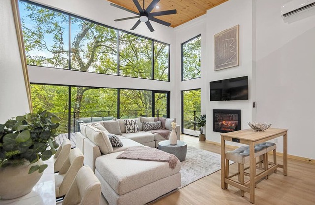 Sleek Modern Cabin Near Buffalo River Adventures