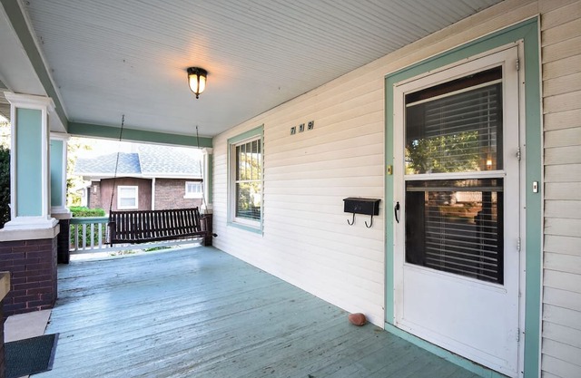 Historic Omaha Manor DT Near Zoo + Pool Table