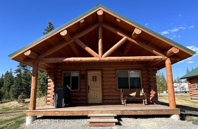 Cozy 1-Bedroom Log Cabin with Full Kitchen & Wi-Fi | Bonners Ferry, Idaho Retreat