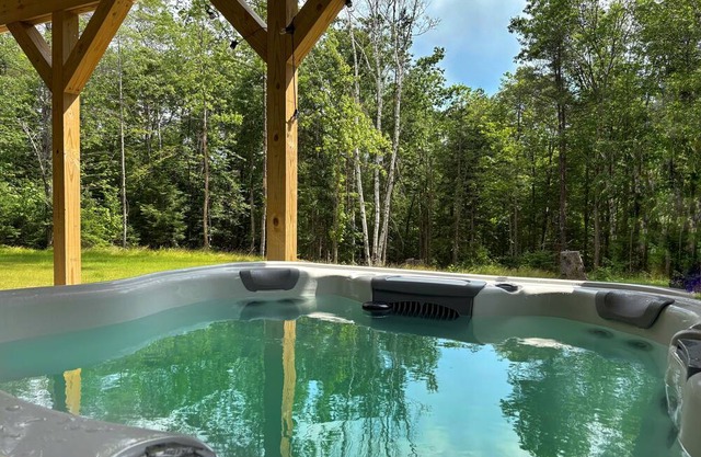 Spacious Yard & Deck - Hot Tub - 120” Projector - 12mins-Waterville Valley