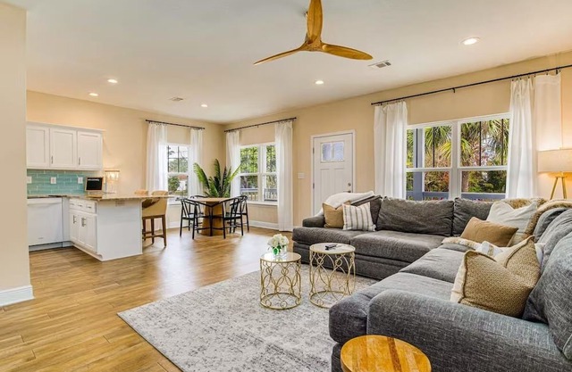 The Seahorse Cottage- Near NAS/Beaches/Downtown