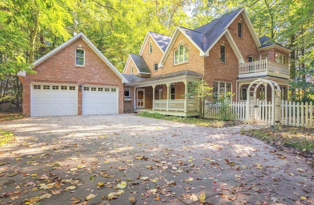 5 bedroom on Saddle Lake, Luxury retreat