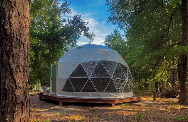 Glamping GeoDome ~ 4min to Springs ~ AC ~ Grill ~ Firepit