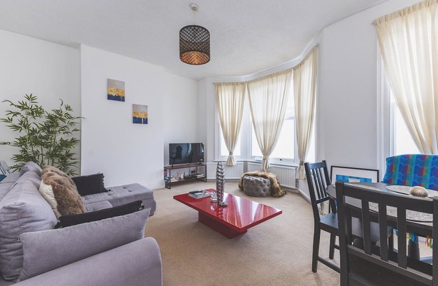 Spacious 2-bed apartment in Kensal Green