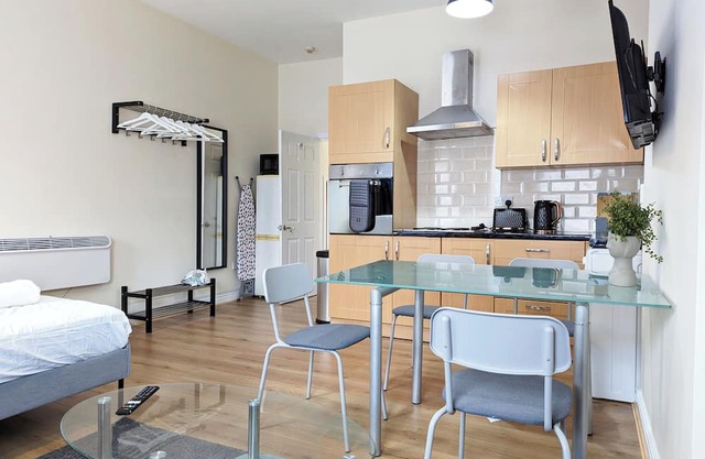 This apartment is a 1 bedroom(s), 1 bathrooms, located in Liverpool, England.