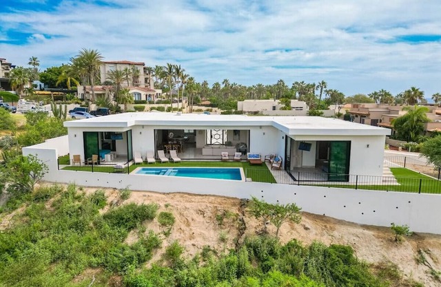 Luxurious 4Bed Villa spacious & private heated pool steps from Beach