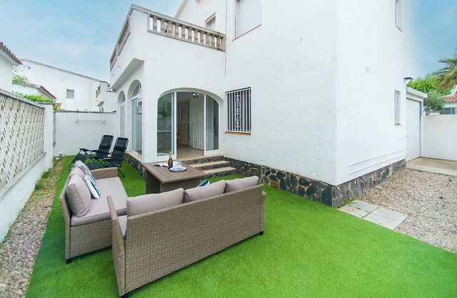Holiday house Empuriabrava for 1 - 5 persons with 3 bedrooms - Holiday home