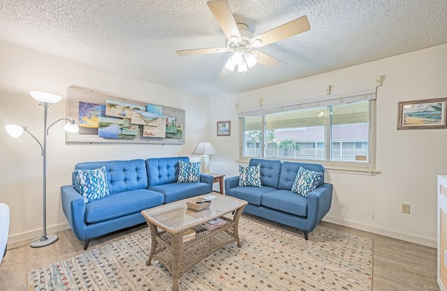 Roomy 1 BDRM Large Pool w/ a Private Courtyard and a 5 Min Walk to the Beach