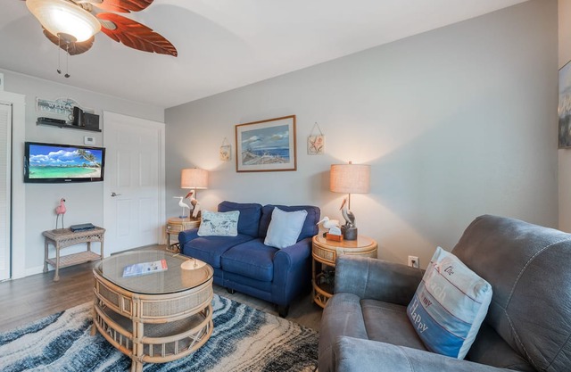 Cozy Studio Large Pool w/ a Private Courtyard and a 5 Min Walk to the Beach