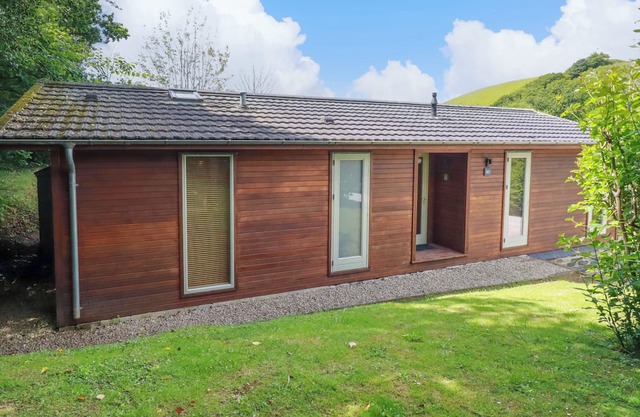 1 HEDGEROWS, country holiday cottage, with hot tub in Lanreath