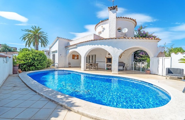 Holiday house Empuriabrava for 1 - 8 persons with 4 bedrooms - Holiday home