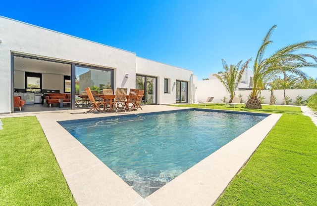 Holiday house Empuriabrava for 1 - 8 persons with 3 bedrooms - Holiday home