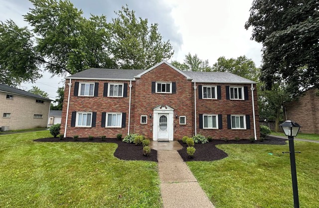 Ottawa Hills Hillandale House Cozy Condo in the charming village w/ WiFi, AC